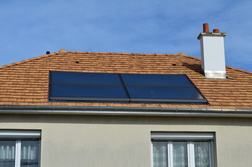 Toiture avec panneaux solaires. (Normandie)