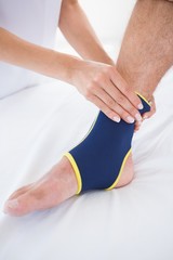Obraz premium Doctor examining her patient foot