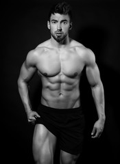 Obraz na płótnie Canvas handsome young bodybuilder