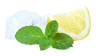 Eiswürfel Wasser Zitrone Eis Obst Früchte mit Minze isoliert © pixelliebe