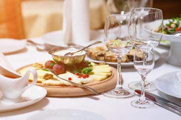BANQUET TABLE