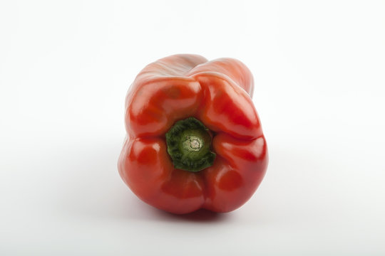 pimiento rojo sobre fondo blanco