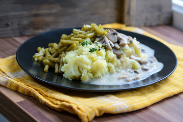 Kartoffelpüree mit Bohnen und Pilzsoße