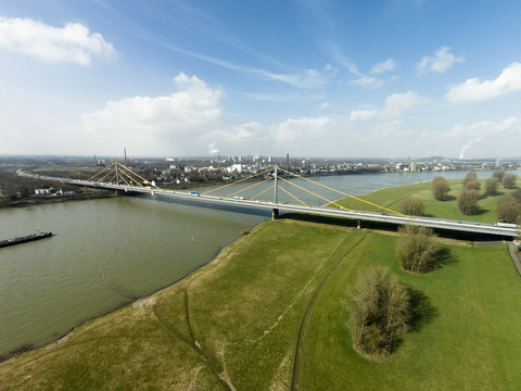Rheinbr&uuml;cke in Duisburg Neuenkamp