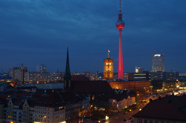 Fototapeta na wymiar skyline von berlin mit fernsehturm bei nacht