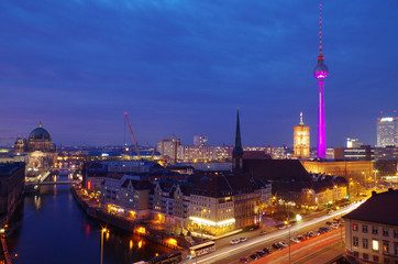 Fototapeta na wymiar skyline von berlin mit fernsehturm bei nacht