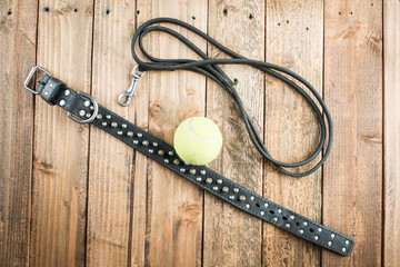 犬の首輪とリードとテニスボール」