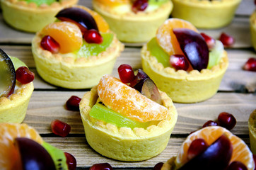 Mini tartes with fruit