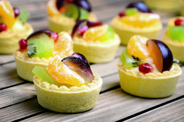 Mini tartes with fruit