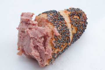 Knusprige Mohnstange mit delikates Leberwurst