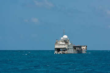 Obraz premium Cargo ship sailing in the Indian ocean