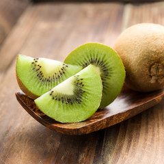 Kiwi ,ganz und aufgeschnitten