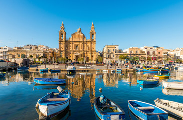L'église Stella Maris, d'inspiration baroque et ses bateaux de pêche à Msida, Malte - obrazy, fototapety, plakaty
