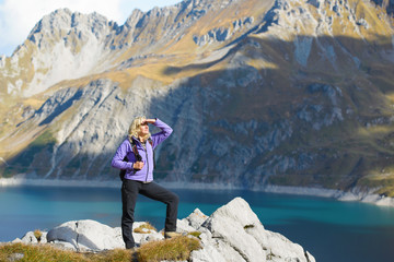 Naklejka premium Woman hiking in the mountains