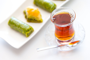 Türkische Baklava mit Tee