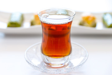 Türkische Baklava mit Tee