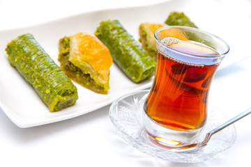 Türkische Baklava mit Tee