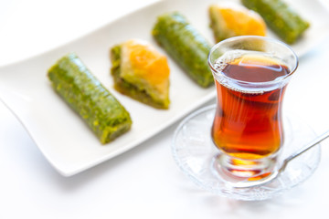 Türkische Baklava mit Tee