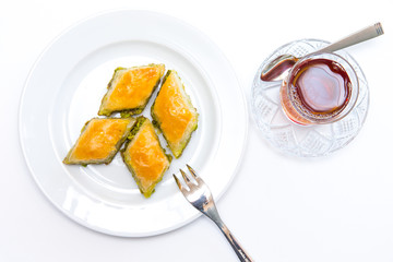 Türkische Baklava mit Tee