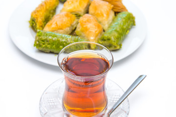 Türkische Baklava mit Tee