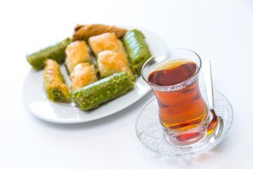 Türkische Baklava mit Tee