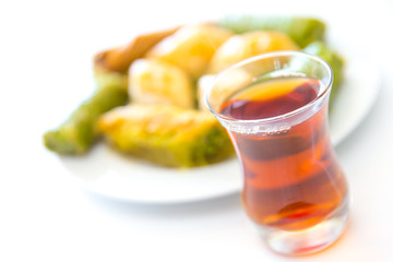 Türkische Baklava mit Tee