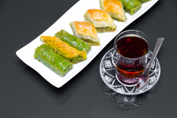Türkische Baklava mit Tee