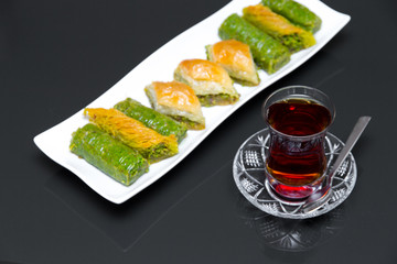Türkische Baklava mit Tee