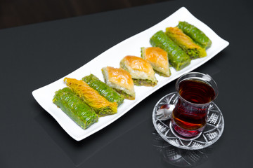 Türkische Baklava mit Tee