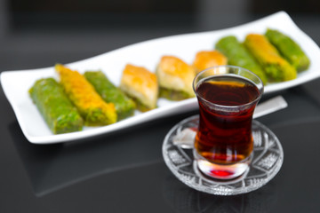 Türkische Baklava mit Tee