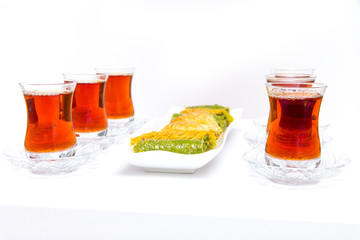 Türkische Baklava mit Tee
