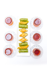 Türkische Baklava mit Tee