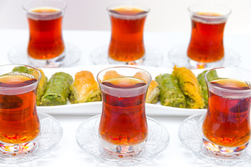 Türkische Baklava mit Tee