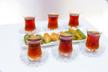 Türkische Baklava mit Tee