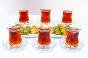 Fototapeta na wymiar Türkische Baklava mit Tee