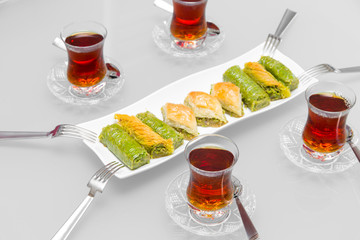 Türkische Baklava mit Tee