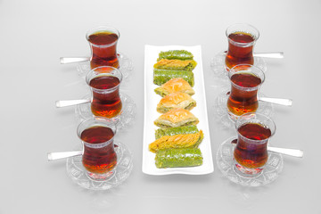 Türkische Baklava mit Tee