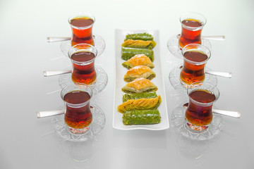 Türkische Baklava mit Tee