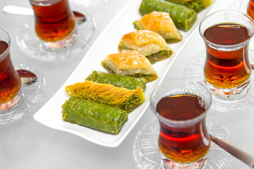 Türkische Baklava mit Tee
