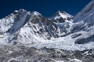Fototapeta na wymiar view of the Himalayas (Lingtren, Khumbutse) out of the way to Ev