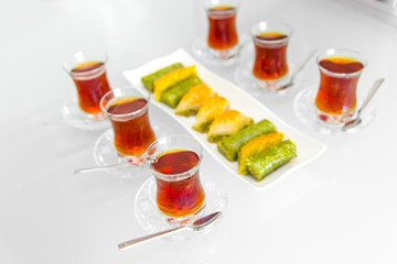 Türkische Baklava mit Tee