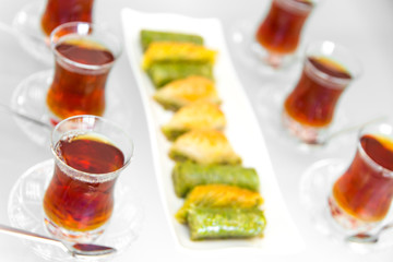 Türkische Baklava mit Tee