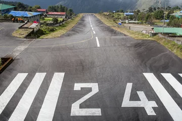 Zelfklevend Fotobehang runway at Lukla airport © masar1920