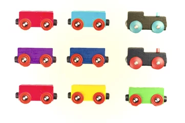 Abwaschbare Fototapete Autorennen Holzeisenbahn-Setup - verschiedene farbige Autos