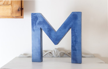 letra M azul de madera