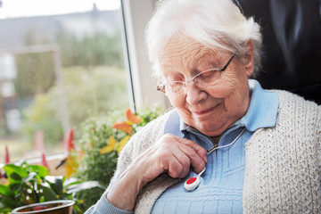 Elderly person with emergency button - 79582823