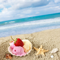 Fototapeta na wymiar ice creams on the beach