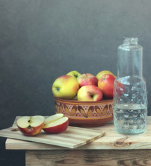 Натюрморт с яблоками