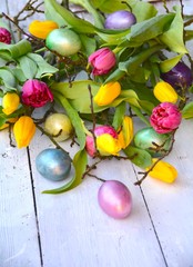 Tulpenstrauß mit Ostereiern