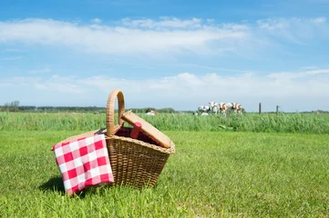 Zelfklevend Fotobehang Picknickmand op het platteland © Ivonne Wierink